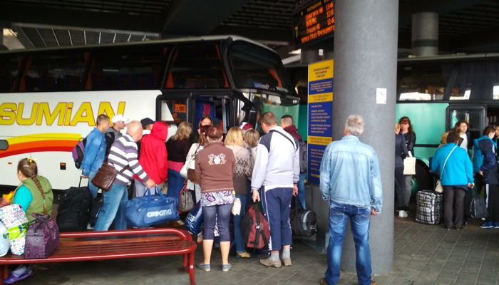 Два наших автобуса на Затоку - идет посадка туристов